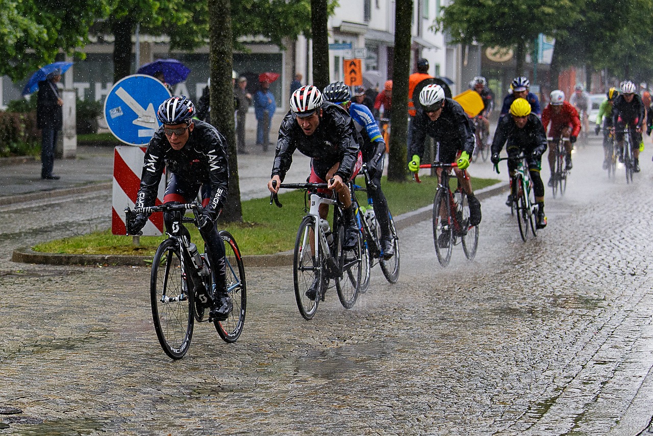 radfahrer im regen radfahrer im regen